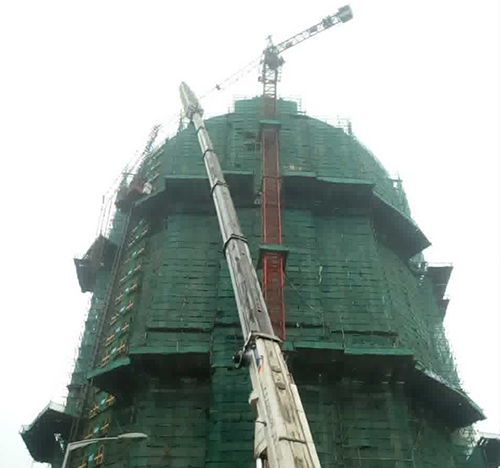 青岛吊车在工地上作业
